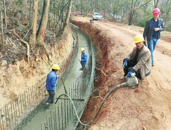 　前进渠项目施工现场工人正进行渠系底板浇筑。.jpg