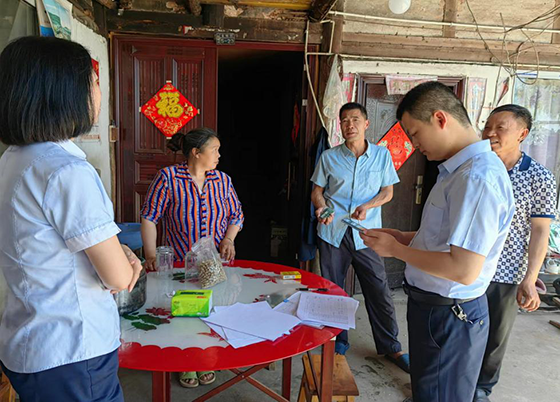 3总行党委委员、副行长陈玲带领张场支行负责人到村社农户家中采集信息、宣传授信工作.png