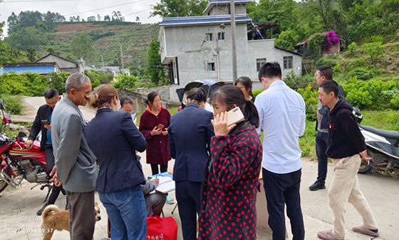 4仁美支行客户经理在田间地头采集客户信息.png