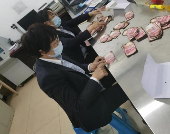 2工作人员正在认真的清点残缺污损人民币.png