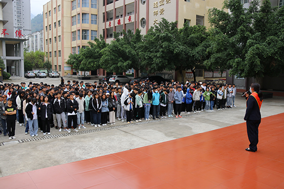 1工作人员向学校师生集中科普防范电信诈骗金融知识.jpg