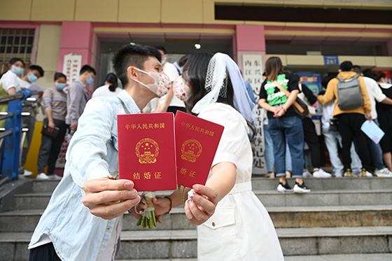 4在四川省内江市东兴区民政局婚姻登记处，一对新人领到结婚证后秀起恩爱.jpg