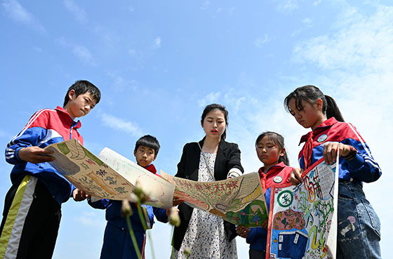 4平坦小学教师对学生手抄报进行现场点评.jpg