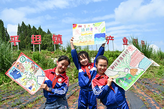 5内江市东兴区平坦镇平坦小学学生展示以天冬为主题的手抄报.jpg