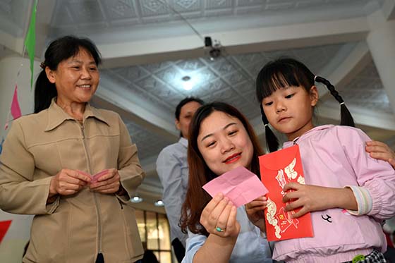 3)5月28日，在内江市东兴区新江街道东风社区，小朋友正在参与有奖知识竞答亲子活动.jpg