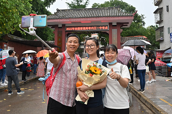 1)2022年6月8日下午，在四川省内江市第一中学考点外，考生和家长开心地合影，庆祝高考结束.jpg