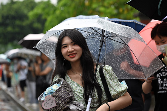 4)2022年6月8日下午，在四川省内江市第一中学考点外，家长手捧鲜花等待考生庆祝高考结束.jpg