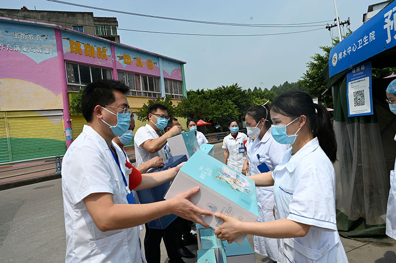 2在内江市东兴区椑木中心卫生院预检分诊，医护人员喜领清凉物品.jpg