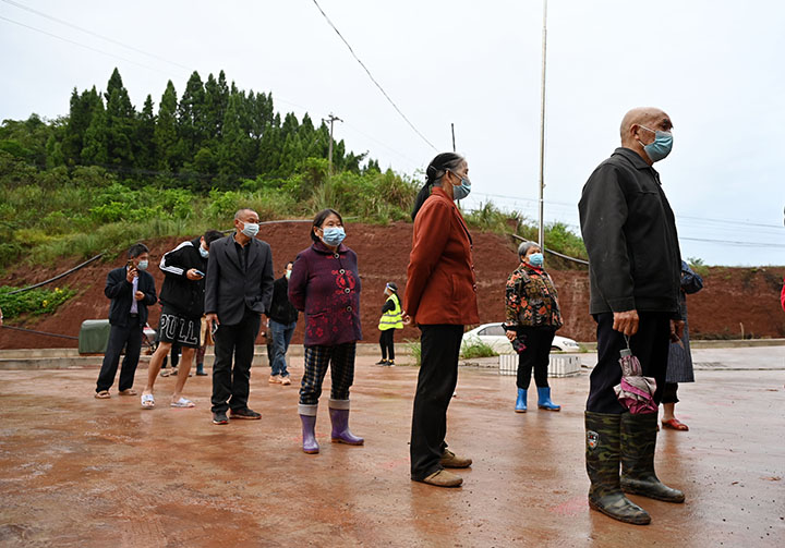 1当地群众正在有序排队等候核酸采样.jpg