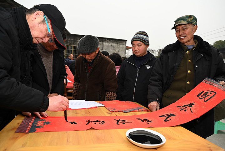 3)在内江市东兴区椑木镇沙石村，书画师正为群众书写春联.jpg