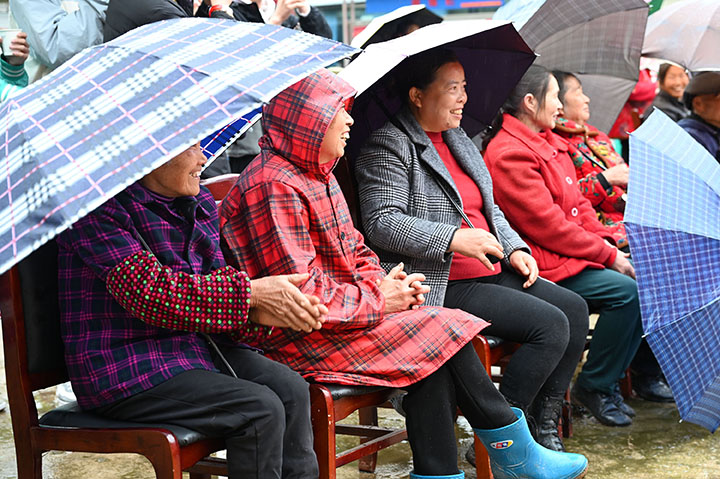 5当地群众雨中乐享精彩纷呈的文化盛宴.jpg