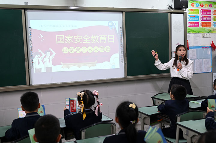 图2 2023年4月13日，在四川省内江市东兴区五星小学，老师正向小学生讲解关于国家安全常识。.jpg