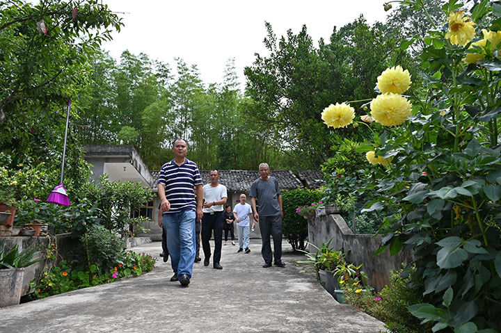 图2  6月19日，内江市东兴区石子镇核桃村，镇村干部观摩该村“六进六顺”。.jpg