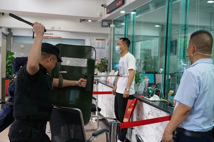 2防抢劫演练.jpg