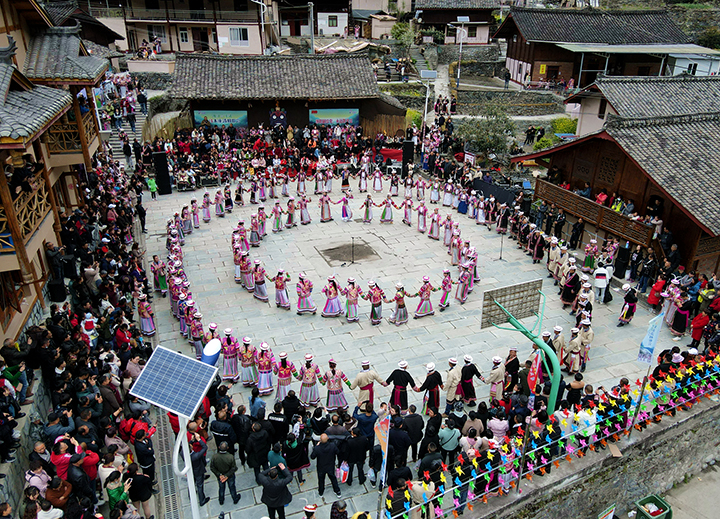 白马圆圆舞  胡宇 摄.jpg