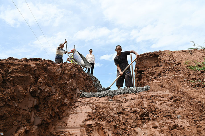 图2  内江人和国资公司组织施人员建设排水渠.jpg