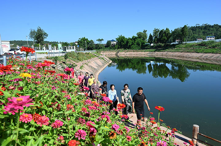 图2  游客和当地居民在风景如画的河道上打卡游玩.jpg