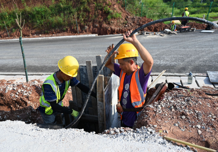 2)2023年7月29日，内江市东兴区内（江）大（足）高速公路（四川境），施工机械和施工人员战高温、斗酷暑，加班加点加快完善配套设施建设.JPG