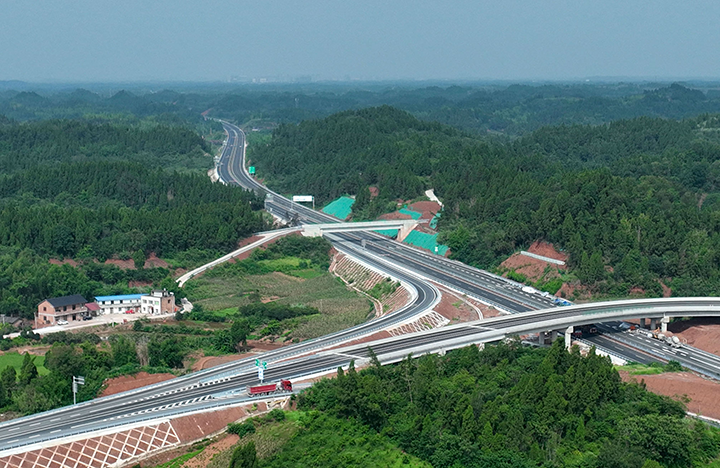 图1  8月11日，航拍内江市东兴区境内的内大高速公路项目。.png