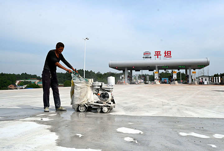 图3  8月11日，内江市东兴区内大高速公路项目平坦收费站，建设者正在进行路面切缝。.png