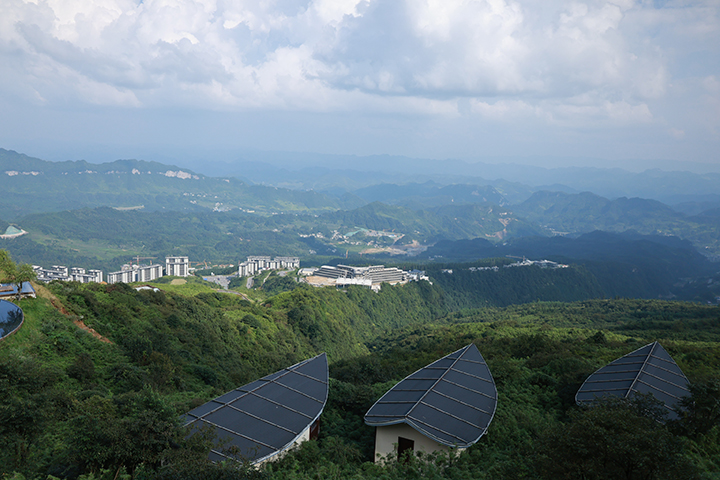 3远处正在建设的罗汉林项目二期  周淼葭 摄.JPG