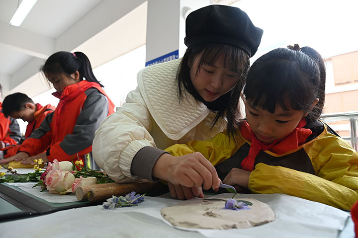 图3  浮雕兴趣班的学生正在老师指导下学习浮雕创作.jpg