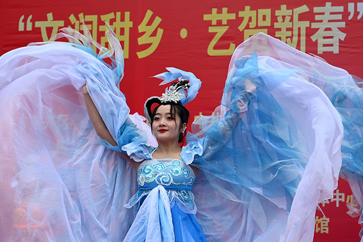 1705995194399813.jpg 图5 文化志愿者冒着寒风给群众表演文艺节目.jpg