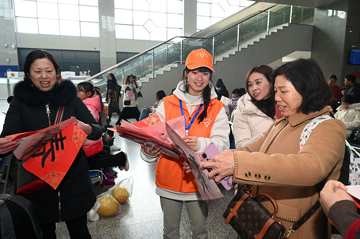 图2  2024年1月26日，春运志愿者在高铁内江北站向旅客赠送“福”字，为广大乘客送上新春祝福，温暖旅客回家路。.jpg