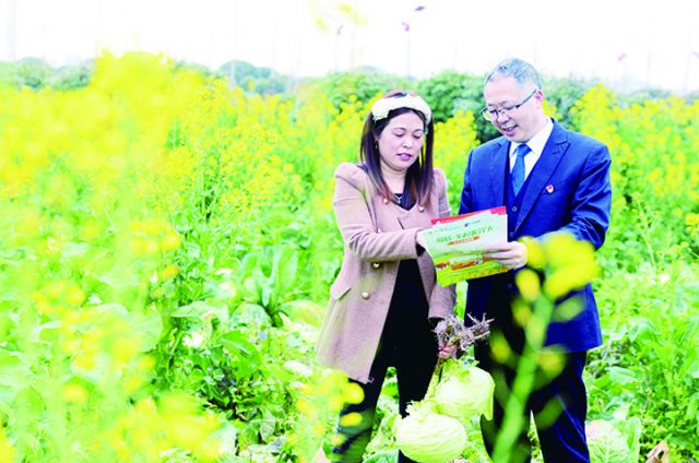 内江农商银行工作人员向客户宣传“乡村振兴卡”.jpg