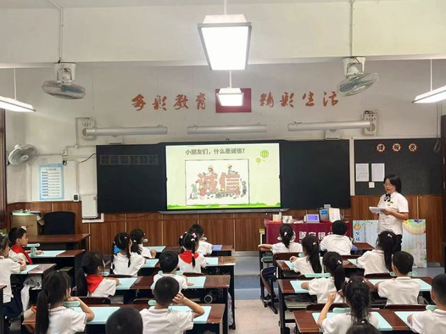 2征信宣传进学校.jpg