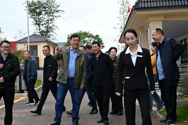 图1 10月22日，内江市东兴区老科技工作者在养老机构调研。.JPG