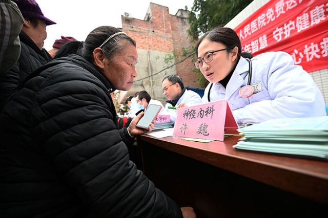 图2  11月29日，医护人员在四川省内江市东兴区高梁中心卫生院为群众免费查体看病。.jpg