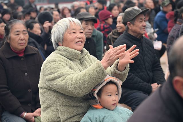 图3  2024年12月27日，在内江市东兴区永福镇“五好家庭”颁奖典礼现场，当地群众对“五好家庭”获奖者表示祝贺。.JPG