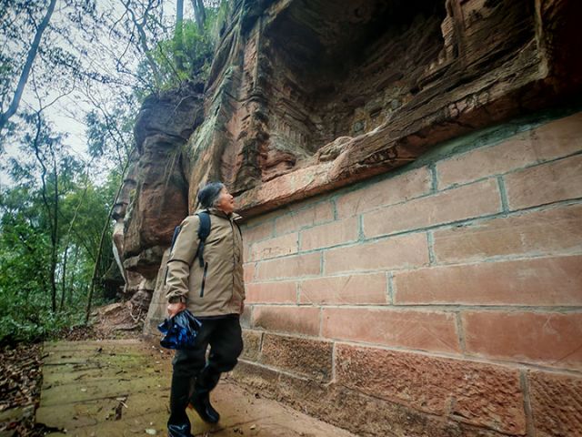 图1  潘元菊在仔细检查石刻造像  闫凯 摄.jpg