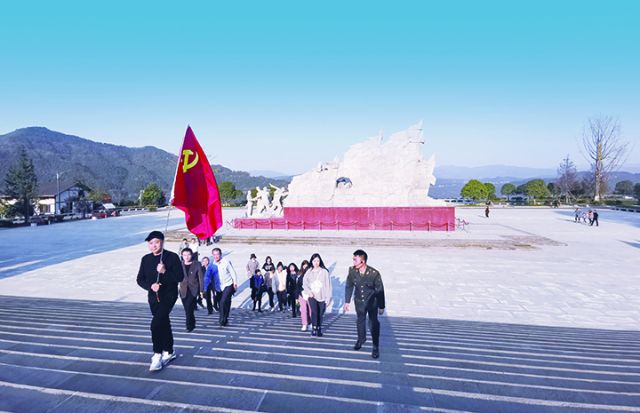集体参观川陕革命根据地红军烈士陵园  周淼葭 摄.jpg