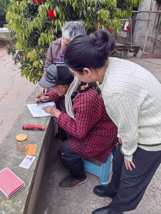 1合江农商银行佛荫支行员工上门为老年客户服务.jpg
