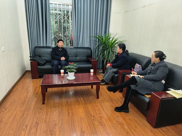 1合江农商银行员工走访了解企业生产经营情况.jpg