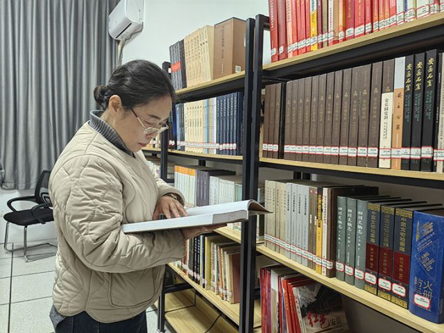 图2  周春正查阅石刻相关资料  杨玲摄.jpg