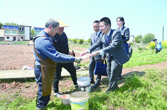 田间地头向农户宣传金融产品.jpg