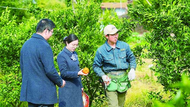 实地走访农企了解客户需求.jpg