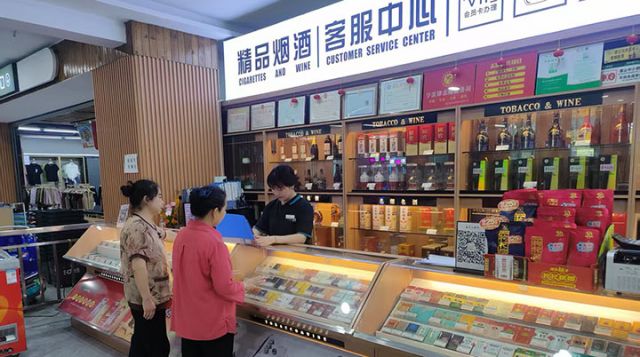 图1  市民在尚东超市办理惠民卡 易奎西摄.jpg