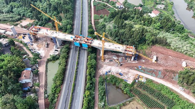 图1  跨遂内高速特大桥（40+64+40）m跨高速段连续梁合龙。项目方  供图.jpg