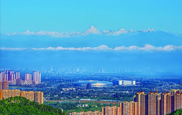 雪山下的龙泉驿区  李悦玲 摄.jpg