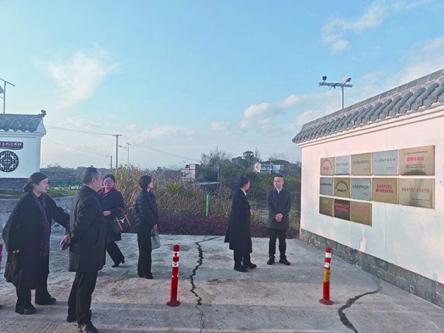 内江农商银行领导带队前往企业实地调研.jpg