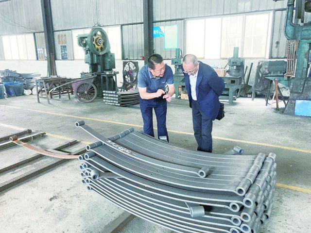 隆昌农商银行领导深入企业实地调研.jpg