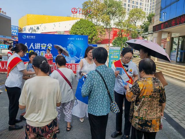 2遂宁银行征信知识宣传进商圈.jpg