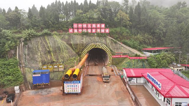 图1  成渝中线高铁荣家湾隧道。潘政吉  摄.jpg