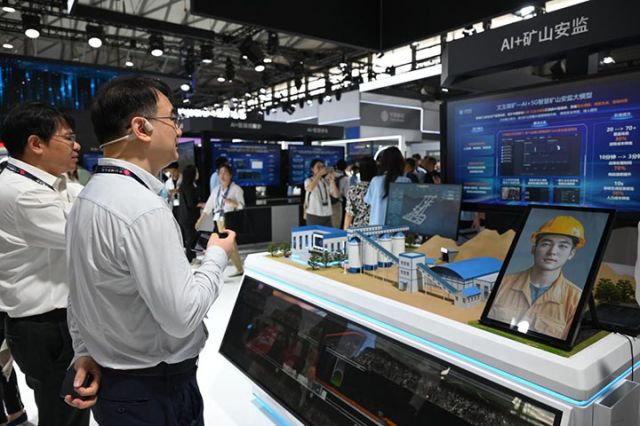 图1  6月18日，观众在中国移动展台了解“AI+矿山安监”技术方案。新华社记者 陈爱平 摄.JPG