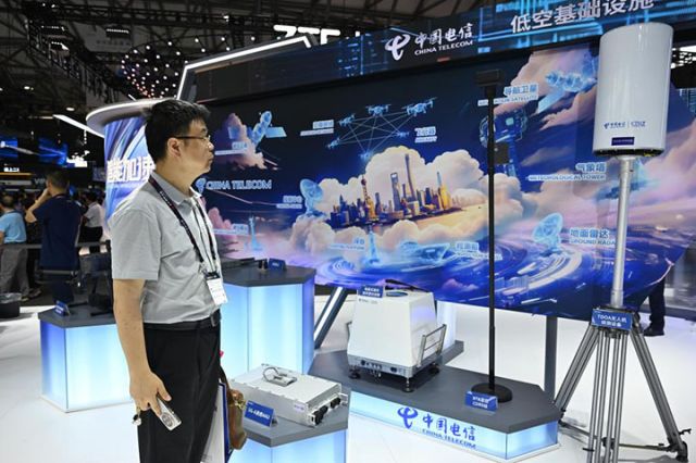 图2  6月18日，观众在展会上了解低空基础设施、技术及应用。新华社记者 陈爱平 摄.JPG