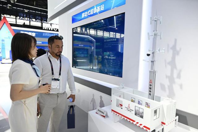 图3  6月18日，观众在中国铁塔展台了解移动式超级基站方案。新华社记者 陈爱平 摄.JPG